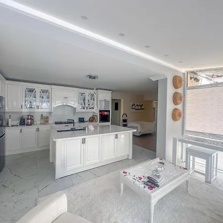 Oezel Huzurlu מרמריס